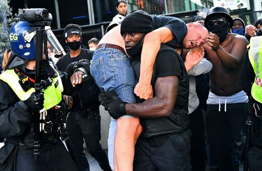 Η ιστορία πίσω από την viral εικόνα ενός μαύρου να «σώζει» ακροδεξιό σε διαδήλωση του Λονδίνου