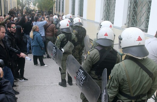 Πανδαιμόνιο στην Ευελπίδων - Δείτε πώς φυγάδευσαν τον δολοφόνο της Δώρας Ζέμπερη