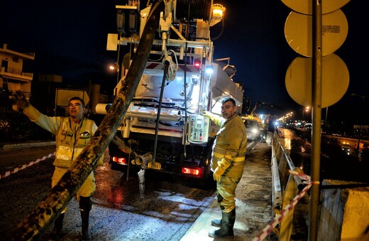 Δύσκολη νύχτα στη Δυτική Αττική: Συνεχίζονται οι βροχές, φόβοι για πλιάτσικο, αγωνία για τους αγνοούμενους