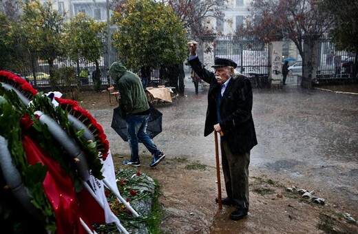 Συγκλονίζει ο Μανώλης Γλέζος: Υπό καταρρακτώδη βροχή και με υψωμένη γροθιά κατέθεσε στεφάνι στο Πολυτεχνείο