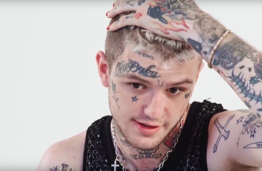 O ράπερ Lil Peep που πέθανε σήμερα στα 21 χρόνια του, δείχνει στο φακό τα τατουάζ του