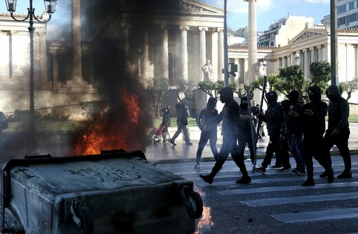 Μολότοφ και οδοφράγματα στα Προπύλαια στην πορεία για τον Γρηγορόπουλο