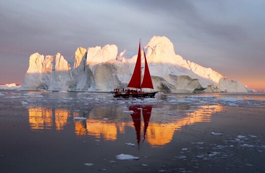 Ταξιδεύοντας μέσα στον ήλιο του μεσονυχτίου στη Γροιλανδία