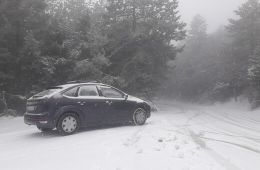 Επιχειρήσεις αποχιονισμού σε Πάρνηθα, Μαλακάσα, Βίλια