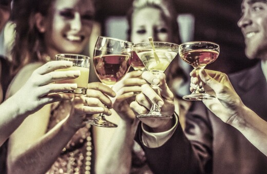 Αλκοόλ και καρκίνος: Νέα μελέτη αποκαλύπτει πως η κατανάλωση προκαλεί μη αναστρέψιμη, θανατηφόρα βλάβη
