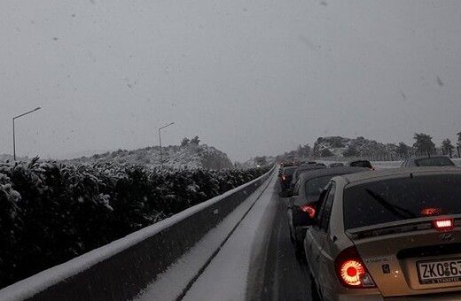 Χάος στην εθνική από τα χιόνια: Εγκλωβισμένοι οδηγοί και τεράστιες ουρές στην Αθηνών-Λαμίας (upd)
