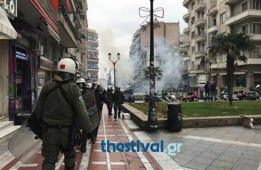 Χημικά και επεισόδια στο κέντρο της Θεσσαλονίκης - Φωτιά σε κτίριο υπό κατάληψη