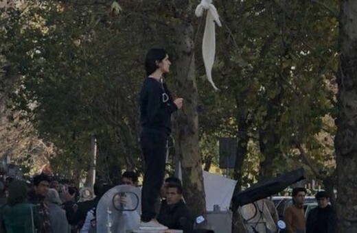 Ελεύθερη η Ιρανή που έβγαλε δημοσίως τη μαντίλα της