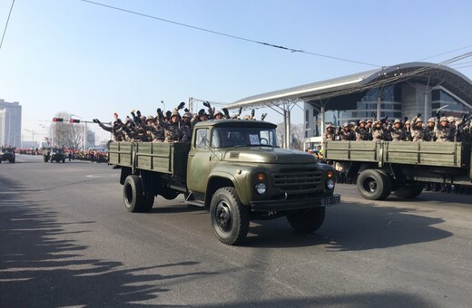 Βόρεια Κορέα: Στρατιωτική παρέλαση υπερθέαμα την παραμονή της έναρξης των Χειμερινών Ολυμπιακών Αγώνων