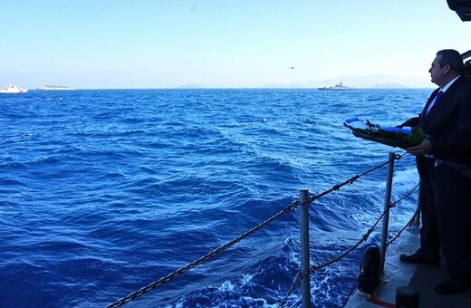 O Πάνος Καμμένος ρίχνει στεφάνι στα Ίμια και στο βάθος έχει τουρκικά πλοία