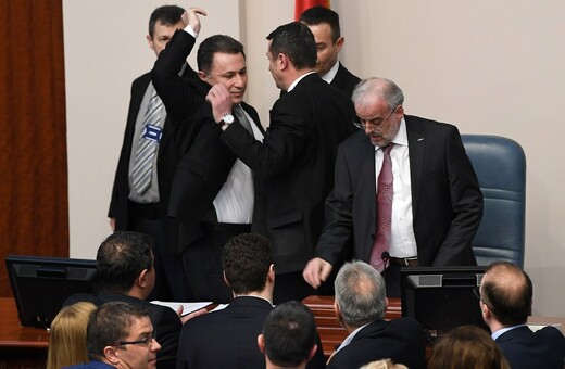 ΠΓΔΜ: Επεισόδια στη ψήφιση του νομοσχεδίου για την αλβανική γλώσσα- Ο Γκρούεφσκι όρμησε σε βουλευτή