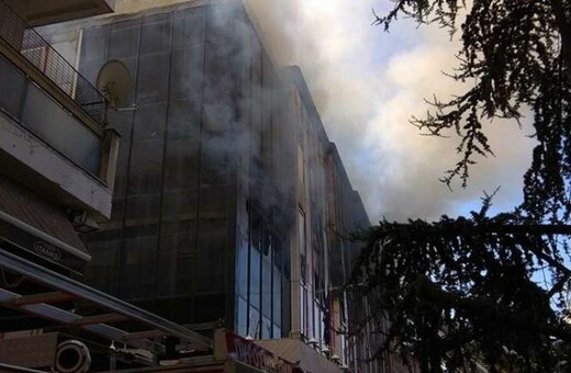 Στις φλόγες κτίριο της εφορίας στη Λάρισα - Επιχείρηση της Πυροσβεστικής
