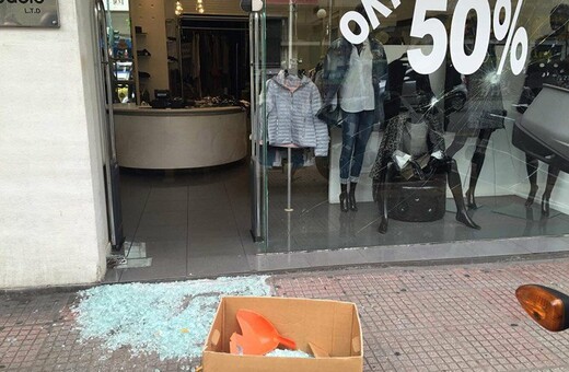 ΒΙΝΤΕΟ - Η στιγμή που άγνωστοι άρχισαν να τα σπάνε στην Πατησίων σήμερα το πρωί