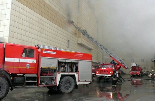 37 νεκροί και 42 τραυματίες από τη μεγάλη πυρκαγιά σε εμπορικό κέντρο της Ρωσίας
