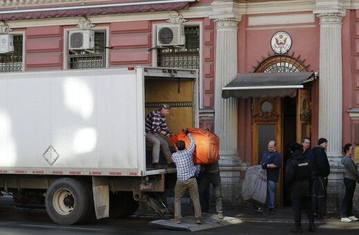 Υπόθεση Σκριπάλ: Ρώσοι και Αμερικανοί διπλωμάτες φτιάχνουν τις βαλίτσες τους