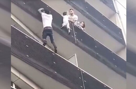Ο ήρωας του Παρισιού: Νεαρός σκαρφαλώνει τέσσερις ορόφους για να σώσει 4χρονο που κρέμεται στο κενό (BINTEO)