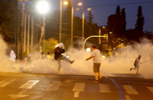 Επεισόδια στο κέντρο της Αθήνας - Δακρυγόνα και συμπλοκές στο συλλαλητήριο για τη Μακεδονία