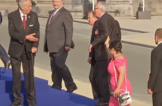 Σάλος με βίντεο που δείχνει τον Γιούνκερ να μην μπορεί να περπατήσει και να τον κρατάνε στη σύνοδο του ΝΑΤΟ