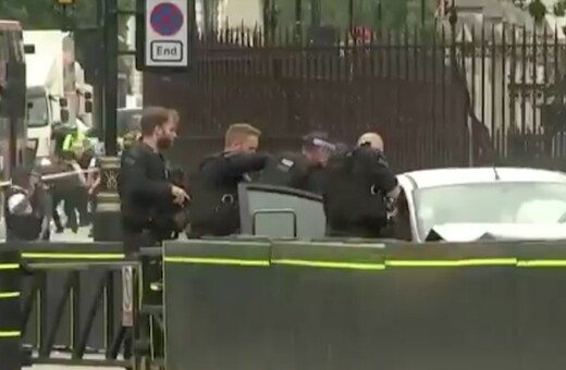 Συναγερμός στο Λονδίνο: Αυτοκίνητο έπεσε στις μπάρες του κοινοβουλίου - Τραυματίες εκτός κινδύνου