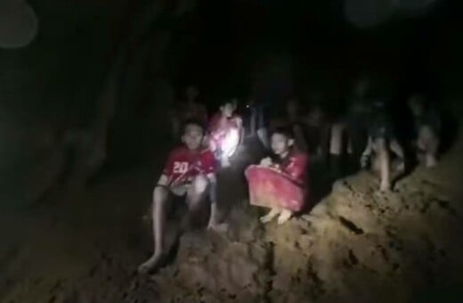 H συγκλονιστική στιγμή που οι δύτες βρίσκουν ζωντανά τα παιδιά στο σπήλαιο στην Ταϊλάνδη - ΒΙΝΤΕΟ