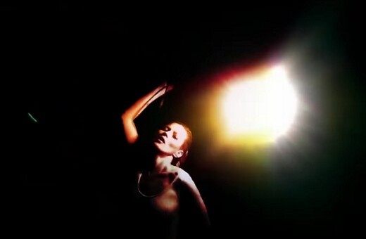 Το νέο βίντεο των Massive Attack με την εκστατική Kate Moss να χορεύει στο σκοτάδι
