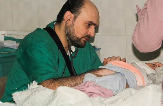 Το Χαλέπι θρηνεί τον παιδίατρο που δεν έφυγε ποτέ για να σώζει τα παιδιά της πόλης