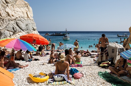 Οι κανόνες ασφαλείας στη θάλασσα: Τι ισχύει για παιδιά, ηλικιωμένους, τετράποδα αλλά και ρακέτες