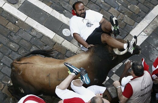 Οι ταύροι άλλαξαν ξαφνικά πορεία και τραυμάτισαν έξι ανθρώπους στο φεστιβάλ της Παμπλόνα