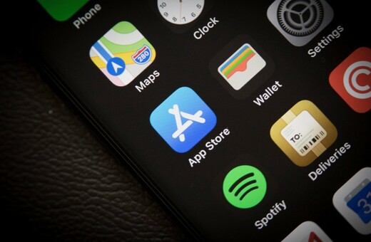Η Γαλλία στρέφεται εναντίον της Apple και της Google