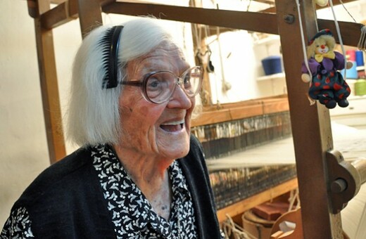 Ικαριώτισσα 106 ετών υφαίνει, τρέχει και δηλώνει: Έρχονται να δούν γιατί ζω ακόμη και με χασομερούν