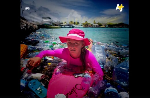 Η ακτιβίστρια σέρφερ που επιμένει να κολυμπά σε χωματερές και μολυσμένα νερά