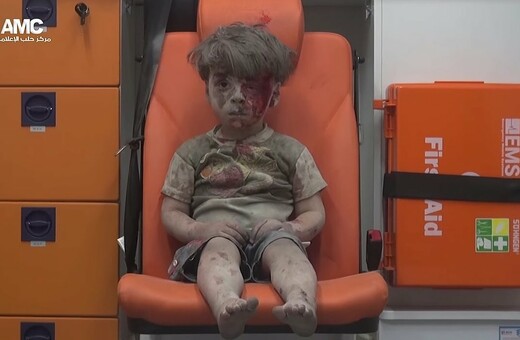 O φωτογράφος του μικρού Ομράν συγκλονίζει: «Έκλαιγα την ώρα που τον τραβούσα»