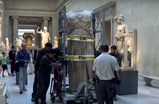Η μεταφορά του κολοσσιαίου αγάλματος της θεάς Αθηνάς στο Great Hall του MET