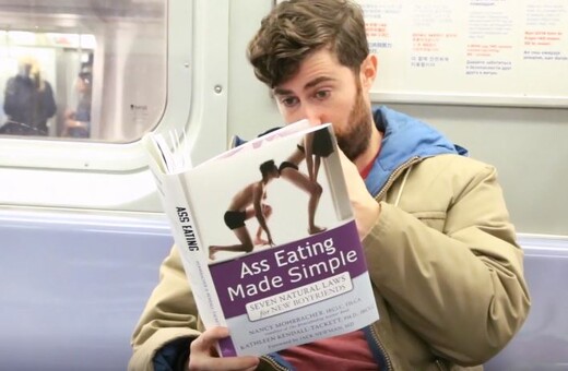 Πώς να προκαλέσεις απίστευτη αμηχανία στο μετρό με μόνο ένα βιβλίο