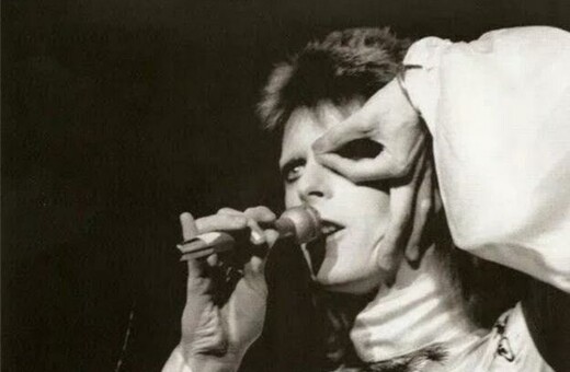 Οι δύο πιο εξωφρενικές θεωρίες συνωμοσίας για τον Θάνατο του Bowie δημοσιεύτηκαν σε ελληνικά μέσα ///