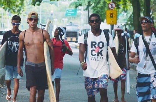 Η μεγαλύτερη φαβέλα της Βραζιλίας αλλάζει πρόσωπο χάρη σε αυτούς τους σέρφερ