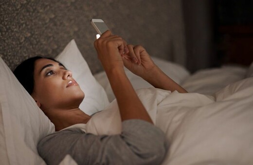Γιατί ξαφνικά ειδικοί στις ΗΠΑ προειδοποιούν πως πρέπει να κρατάμε τα κινητά τηλέφωνα μακριά από το σώμα μας