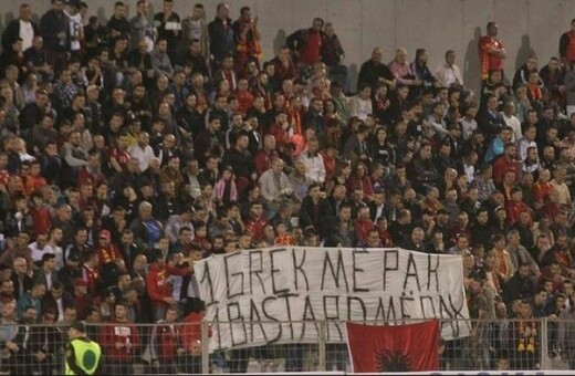 Προκλητικό πανό για τον θάνατο του Κατσίφα σε ποδοσφαιρικό αγώνα στην Αλβανία