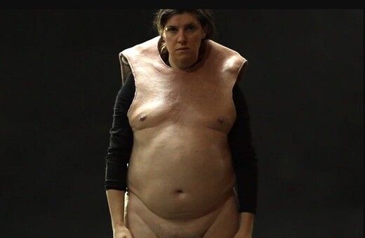 Τα προσθετικά «σώματα» με πέη της Sarah Sitkin, που φοριούνται ως κουστούμια κατάσαρκα