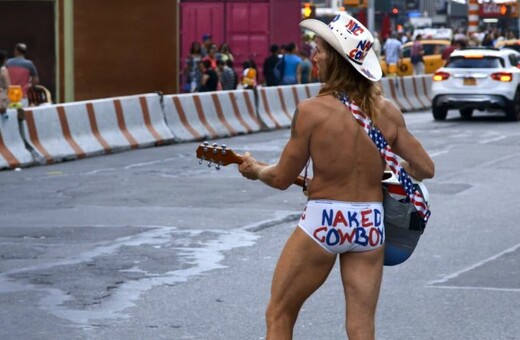 Η ιστορία του γυμνού καουμπόι της Times Square, όπως την αφηγείται ο μπαμπάς του