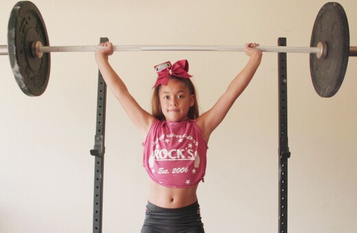 Ένα δεκάχρονο κορίτσι σηκώνει βάρη που ζυγίζουν περισσότερο από το σώμα της