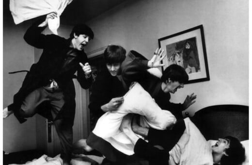 Ο μαξιλαροπόλεμος των Beatles: η ιστορία πίσω από την θρυλική φωτογραφία