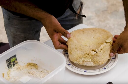 Στη Σαρδηνία τρώνε ένα τυρί που έχει μέσα σκουλήκια