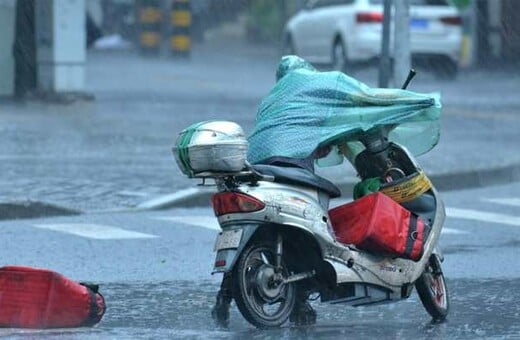 Θεσσαλονίκη: Κάλεσμα σε ντελιβεράδες να μην δουλέψουν σε ακραίες καιρικές συνθήκες