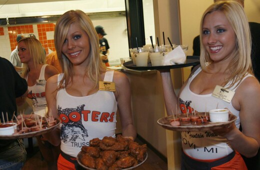 Τα «Hooters» πρωτοστατούν εναντίον της σεξουαλικής βίας