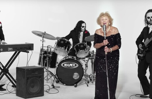 Μια αξιολάτρευτη γιαγιά τραγουδά death metal