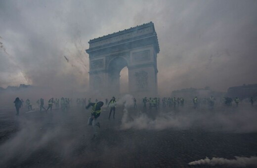 Ο Μακρόν συγκαλεί έκτακτη συνεδρίαση μετά τις άγριες ταραχές στο Παρίσι και στέλνει μήνυμα στα «κίτρινα γιλέκα»