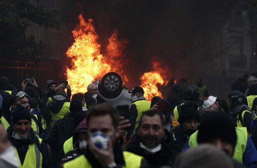 Ούτε ταραξίες, ούτε παραβάτες τα «Κίτρινα Γιλέκα»: Το προφίλ των συλληφθέντων στις ταραχές του Παρισιού