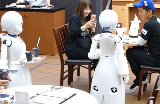 Καφέ στο Τόκιο προσλαμβάνει άτομα με αναπηρία για χειρίζονται ρομπότ σερβιτόρους