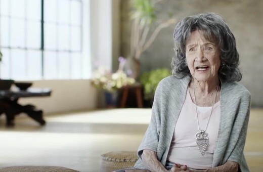 Αυτή η 98χρονη είναι η γηραιότερη δασκάλα γιόγκα στον κόσμο